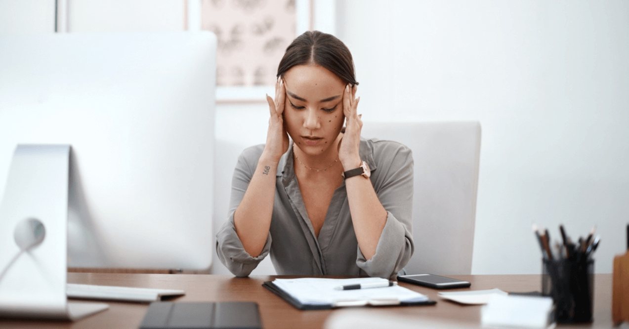 A business woman in office experiencing a brain fog